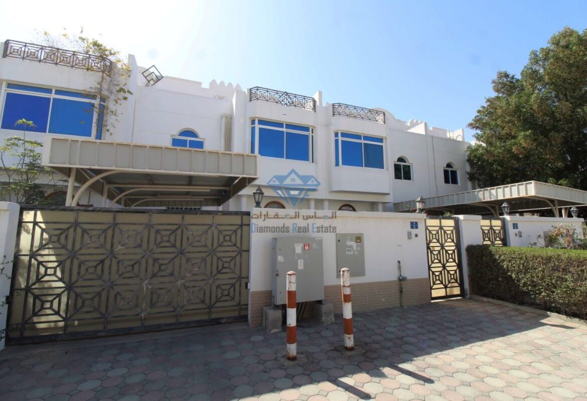 Beautiful & Spacious 5 Bedrooms+Maid Room With Private Parking Villa For Rent in Azaiba