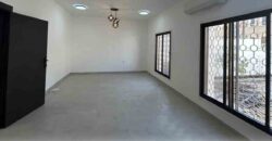 للبيع بناية  في الخوير مكونة من 3 شقق و ملحق بموقف خاص