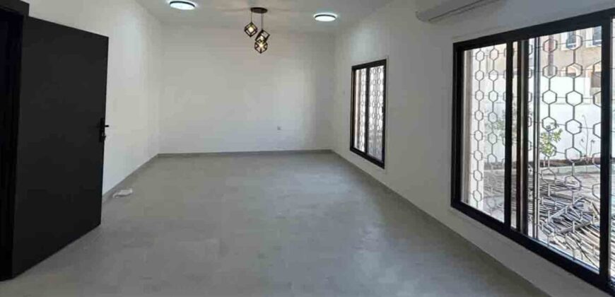 للبيع بناية  في الخوير مكونة من 3 شقق و ملحق بموقف خاص