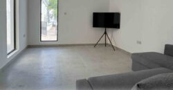 للبيع بناية  في الخوير مكونة من 3 شقق و ملحق بموقف خاص