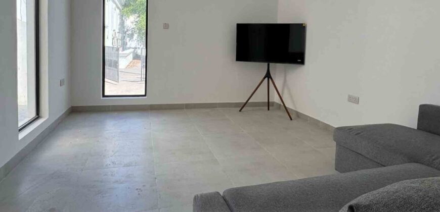 للبيع بناية  في الخوير مكونة من 3 شقق و ملحق بموقف خاص