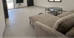 للبيع بناية  في الخوير مكونة من 3 شقق و ملحق بموقف خاص