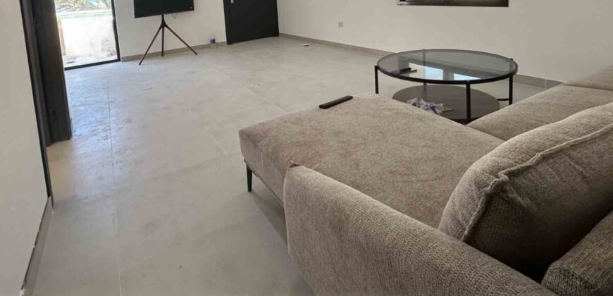 للبيع بناية  في الخوير مكونة من 3 شقق و ملحق بموقف خاص