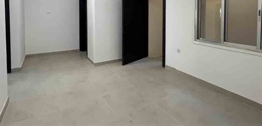 للبيع بناية  في الخوير مكونة من 3 شقق و ملحق بموقف خاص