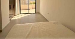 للبيع بناية  في الخوير مكونة من 3 شقق و ملحق بموقف خاص