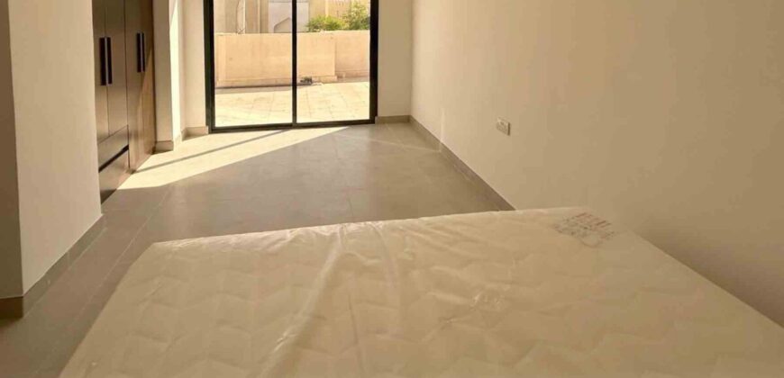 للبيع بناية  في الخوير مكونة من 3 شقق و ملحق بموقف خاص