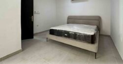 للبيع بناية  في الخوير مكونة من 3 شقق و ملحق بموقف خاص