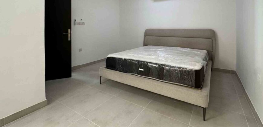 للبيع بناية  في الخوير مكونة من 3 شقق و ملحق بموقف خاص