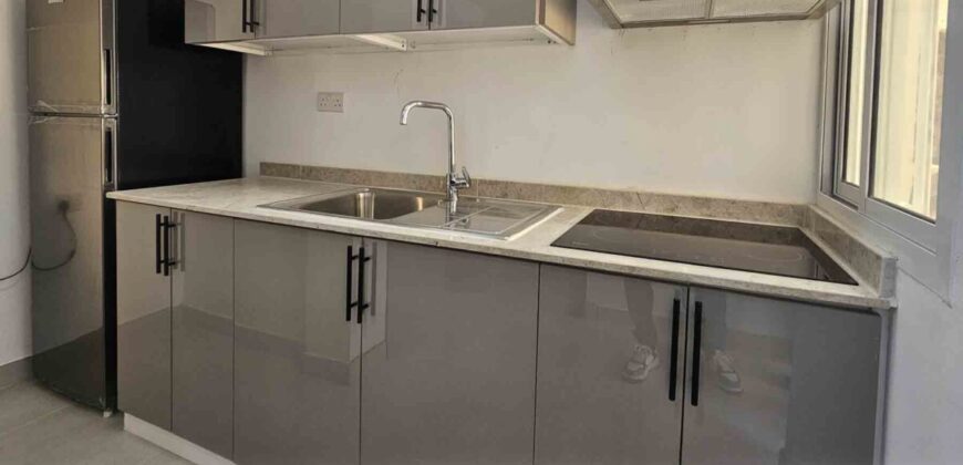 للبيع بناية  في الخوير مكونة من 3 شقق و ملحق بموقف خاص