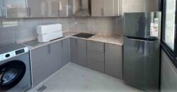 للبيع بناية  في الخوير مكونة من 3 شقق و ملحق بموقف خاص