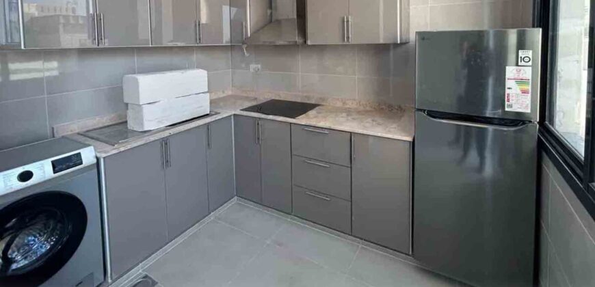 للبيع بناية  في الخوير مكونة من 3 شقق و ملحق بموقف خاص