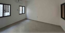 للبيع بناية  في الخوير مكونة من 3 شقق و ملحق بموقف خاص