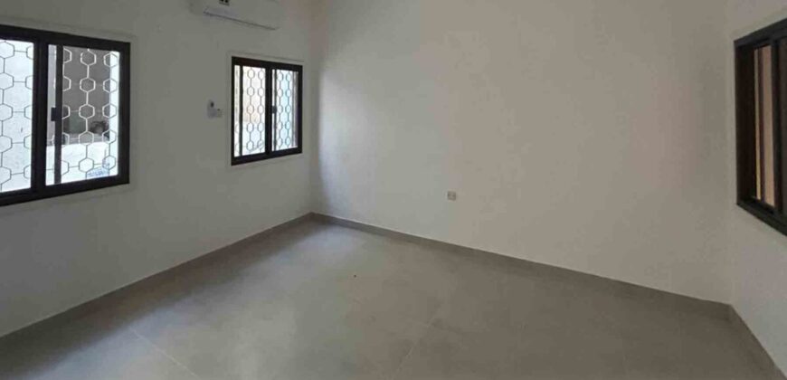 للبيع بناية  في الخوير مكونة من 3 شقق و ملحق بموقف خاص