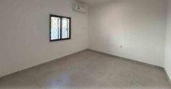 للبيع بناية  في الخوير مكونة من 3 شقق و ملحق بموقف خاص