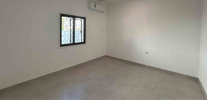 للبيع بناية  في الخوير مكونة من 3 شقق و ملحق بموقف خاص