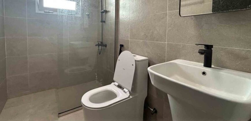 للبيع بناية  في الخوير مكونة من 3 شقق و ملحق بموقف خاص