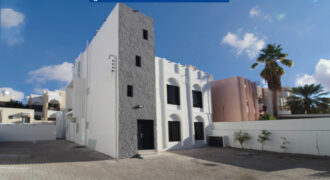 للبيع بناية  في الخوير مكونة من 3 شقق و ملحق بموقف خاص