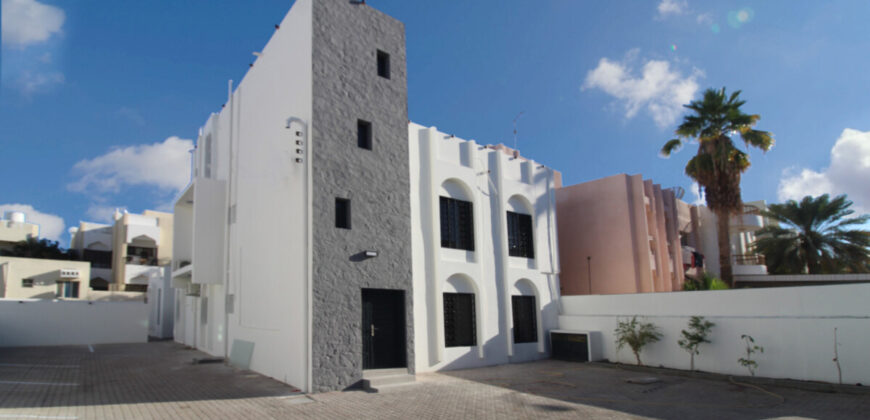 للبيع بناية  في الخوير مكونة من 3 شقق و ملحق بموقف خاص