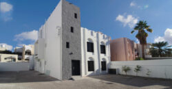 للبيع بناية  في الخوير مكونة من 3 شقق و ملحق بموقف خاص