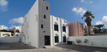 للبيع بناية  في الخوير مكونة من 3 شقق و ملحق بموقف خاص