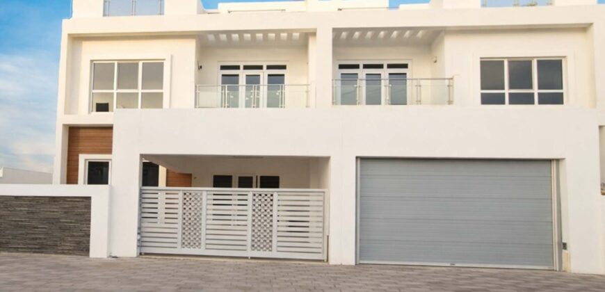 For Rent | Luxury 4Bedrooms + 1 Maidroom Villa in North Al-Mawaleh