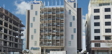 شقة جميلة للبيع في العذيبة 2غرف نوم