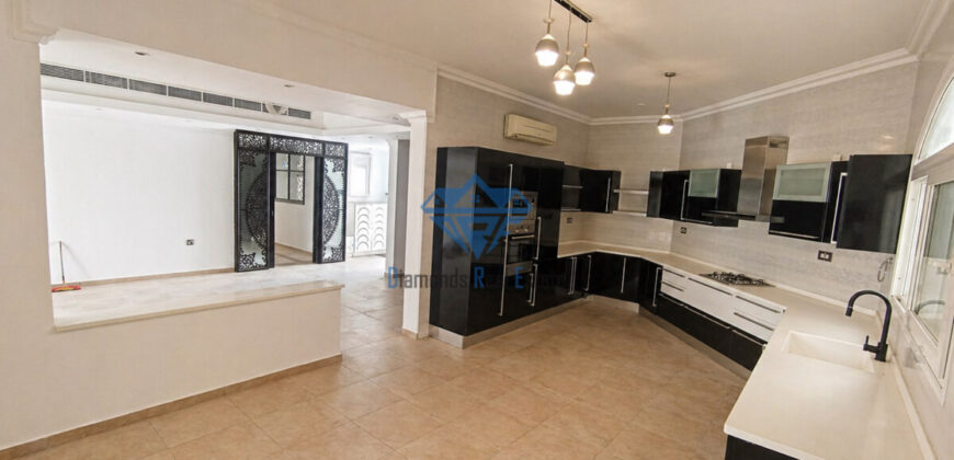 🏡 For Rent – Spacious 7+2 Bedroom Villa in Al-Ansab